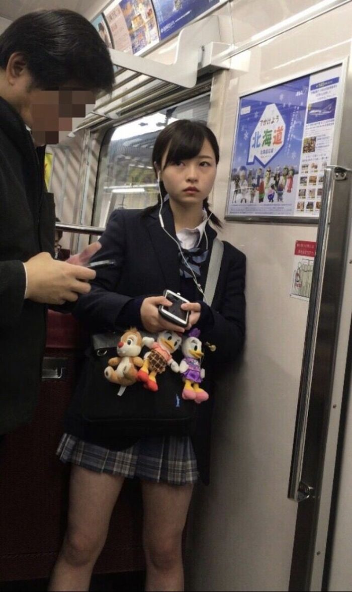 [Image] Mr./Ms. JK gets on the train with his thighs bared 24th image