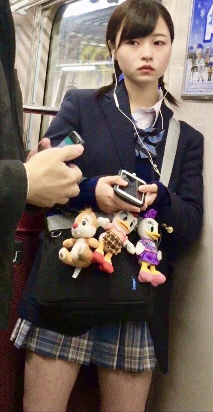 [Image] Mr./Ms. JK gets on the train with his thighs bared 25th image