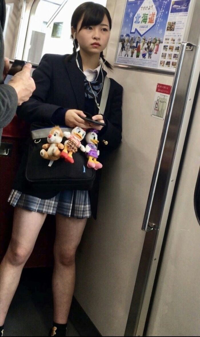 [Image] Mr./Ms. JK gets on the train with his thighs bared 26th image