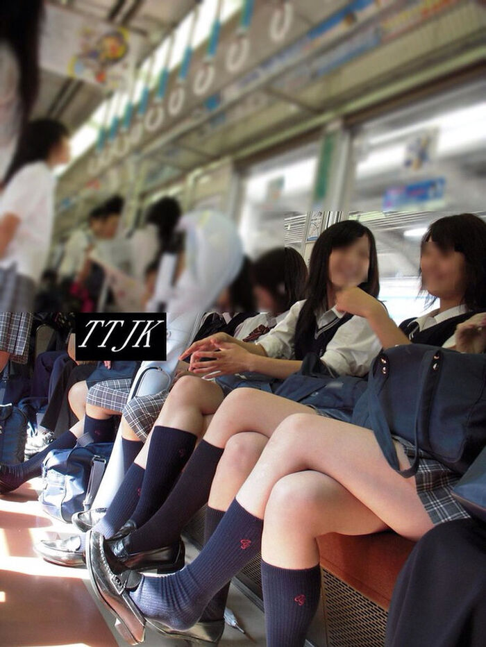 [Image] Mr./Ms. JK gets on the train with his thighs bared 29th image