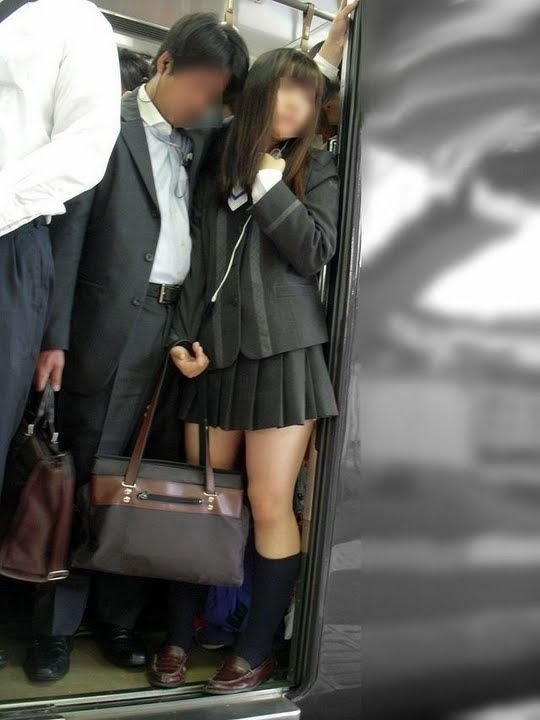 [Image] Mr./Ms. JK gets on the train with his thighs bared 31th image
