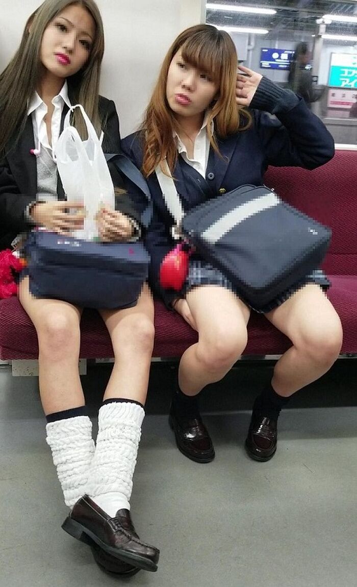 [Image] Mr./Ms. JK gets on the train with his thighs bared 4th image