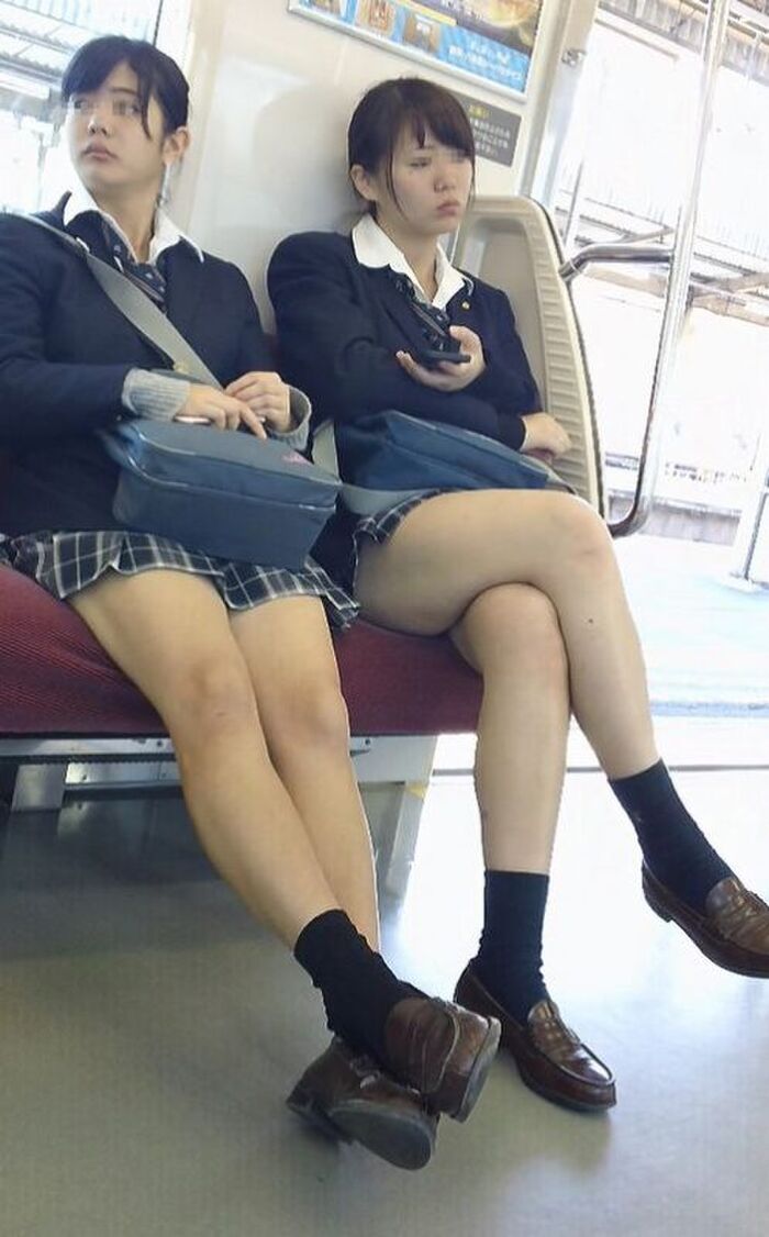 [Image] Mr./Ms. JK gets on the train with his thighs bared 5th image