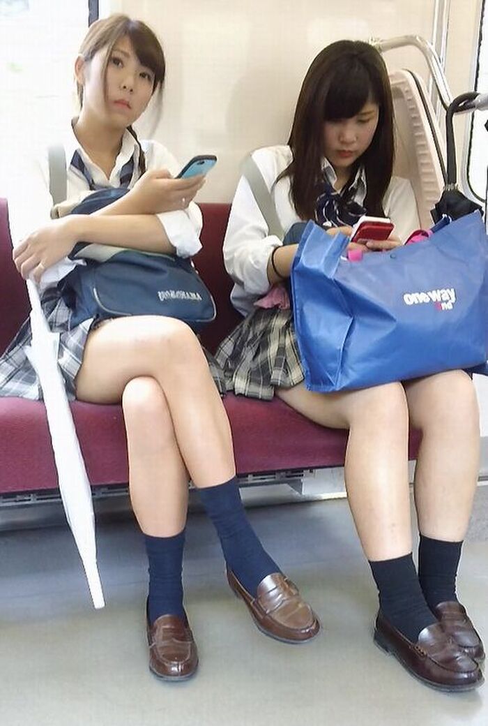 [Image] Mr./Ms. JK gets on the train with his thighs bared 7th image