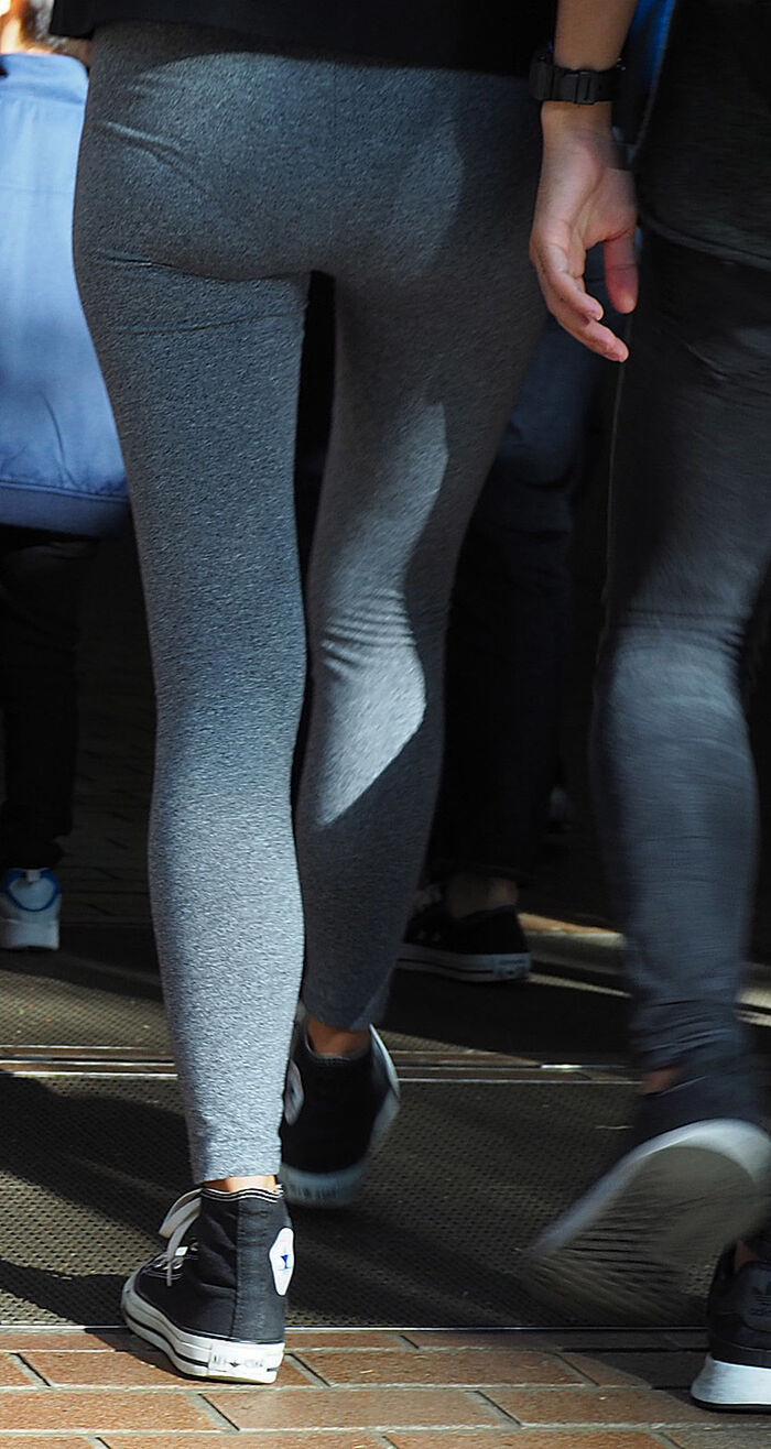 【 Gokuri image 】It's hard! There is a woman in front of me who is in full bloom of eroticism in leggings. It's a continuous shot~www 5th image