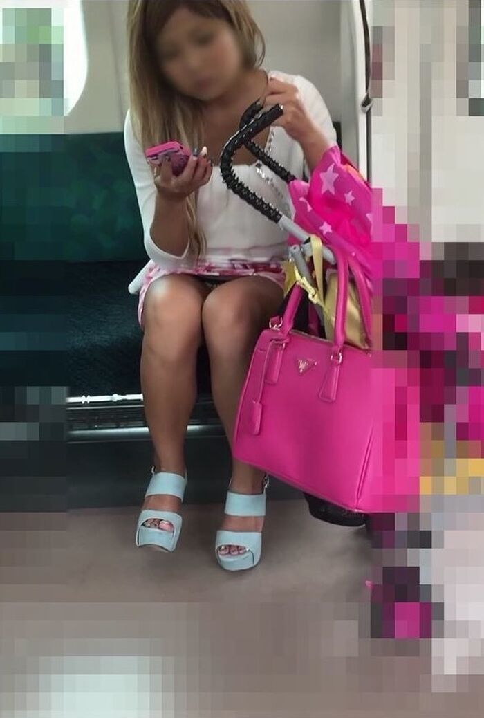 【 鼻穴が膨らむパンチラ 】 向かいに座ったギャルのパンツがコンニチハしてる～www 4th image