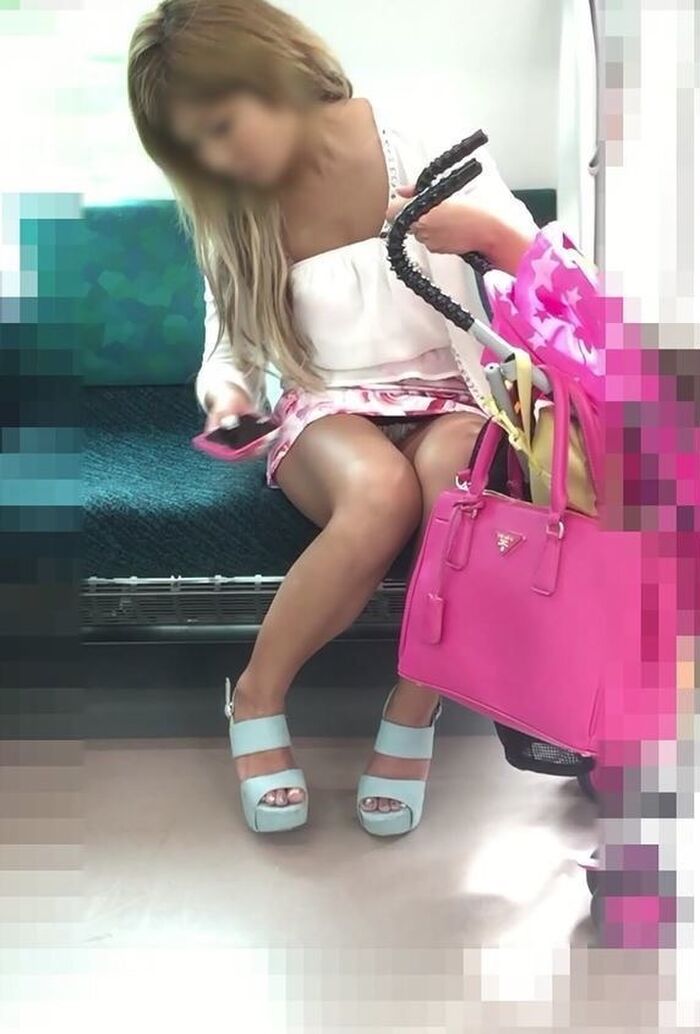 【 鼻穴が膨らむパンチラ 】 向かいに座ったギャルのパンツがコンニチハしてる～www 6th image