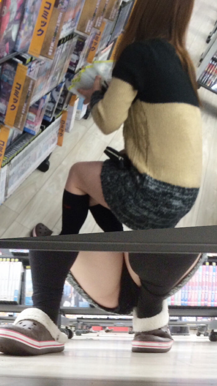 【パンツ見えてます】モロ見えなパンチラは棚の下にひそんでいるのぢゃwwwww 3th image