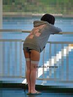 【ちらちら】うひょ~ホットパンツから生パンツハミ出てるやんwww