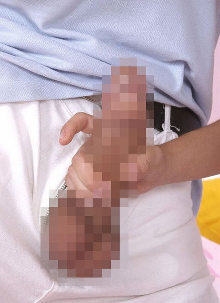 Erotic image of big holding a big of a foreign man 15th image