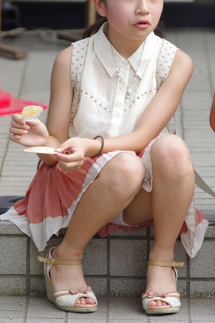 よっしゃ～パン、パンツ見えたぞwwwwスキップしとくワイwwww 8th image