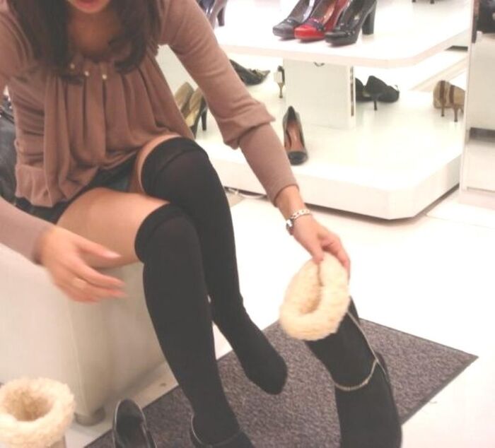 I found pants at shoe stores and entrances! Panty shot image of taking off shoes 14th image