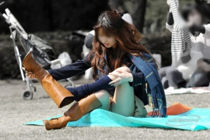 I found pants at shoe stores and entrances! Panty shot image of taking off shoes 15th image
