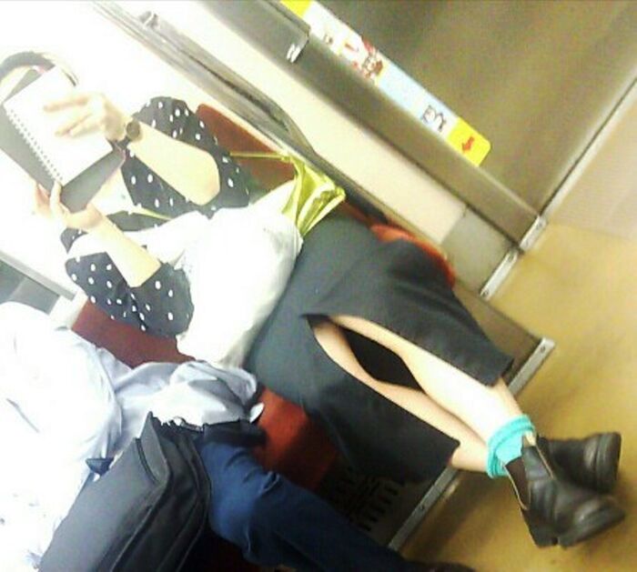 【Commuter Panty Shot】Wai's commuter train is fun when you sit in front of the panchira girl wwww 3th image