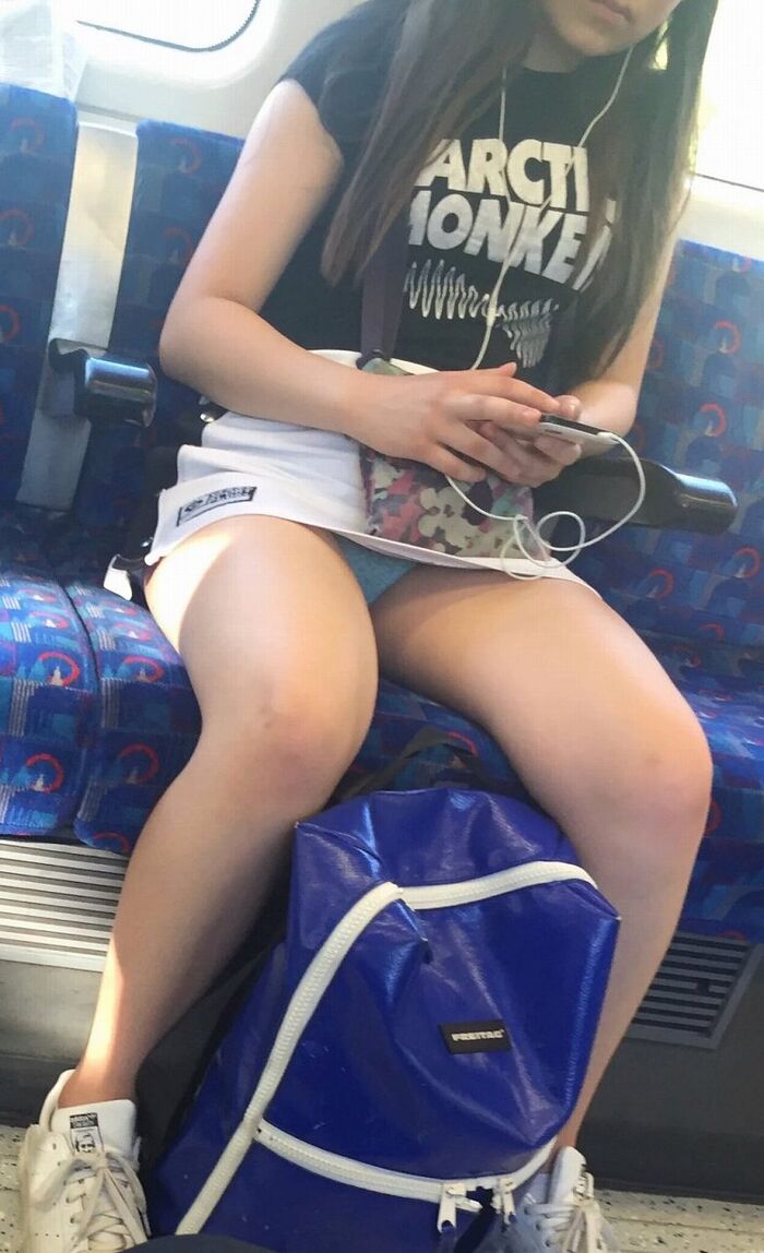 【Commuter Panty Shot】Wai's commuter train is fun when you sit in front of the panchira girl wwww 5th image