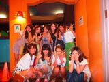 Oh ~ It's a group photo where the pants of the girls in the front row are flickering ~ ~ ~ wwww