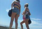 Erotic image of a foreigner in hot pants with butt meat coming out of the buttocks
