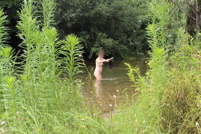 Naked in the river, not in the sea! Erotic images of nudist rivers 4th image