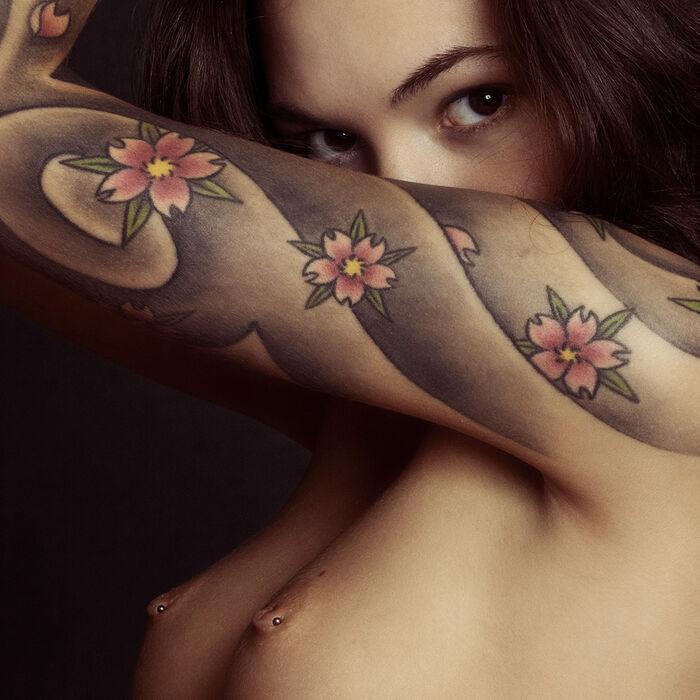 Erotic images of foreign beauties with tattoos and tattoos on nude bodies 11th image