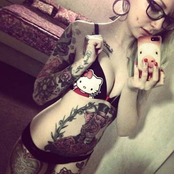 Erotic images of foreign beauties with tattoos and tattoos on nude bodies 3th image