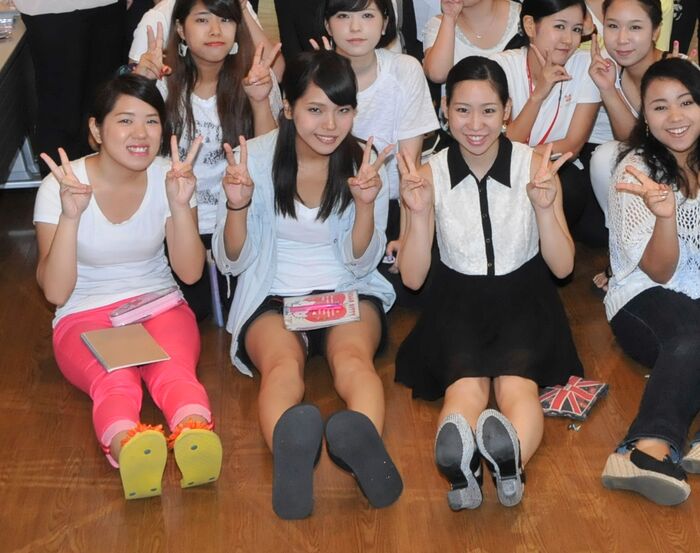 [Group photo panchira] Front row girls will do panchira ~ ~ [Mochi zoom available] 4th image