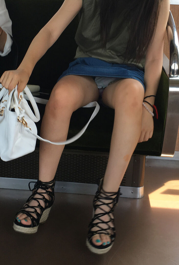 Did you know that when you get on the train, there is a 90% chance that you will be able to worship panchira if you sit in front of a woman in a miniskirt wwww 10th image