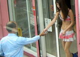 Erotic image of Taiwanese woman selling betel nut in underwear is too sexy