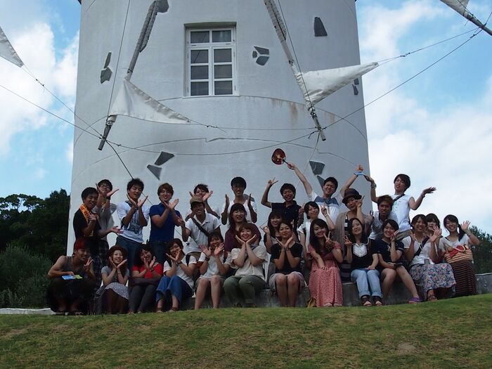 Am I the only one who gets sick of the panchira in the group photo? 3th image