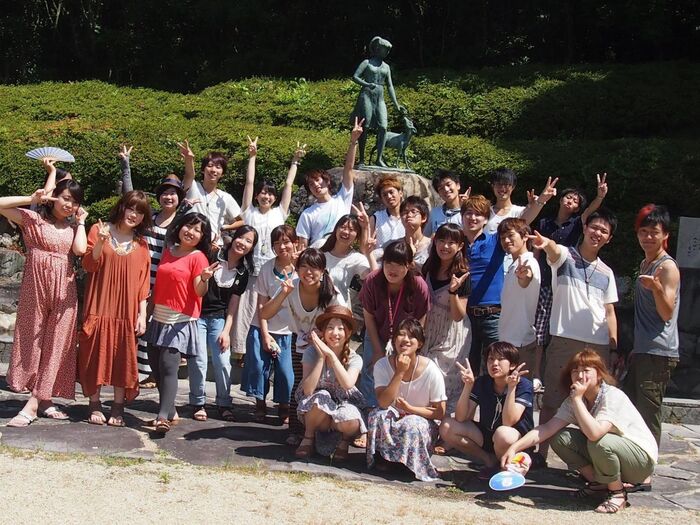 Am I the only one who gets sick of the panchira in the group photo? 5th image