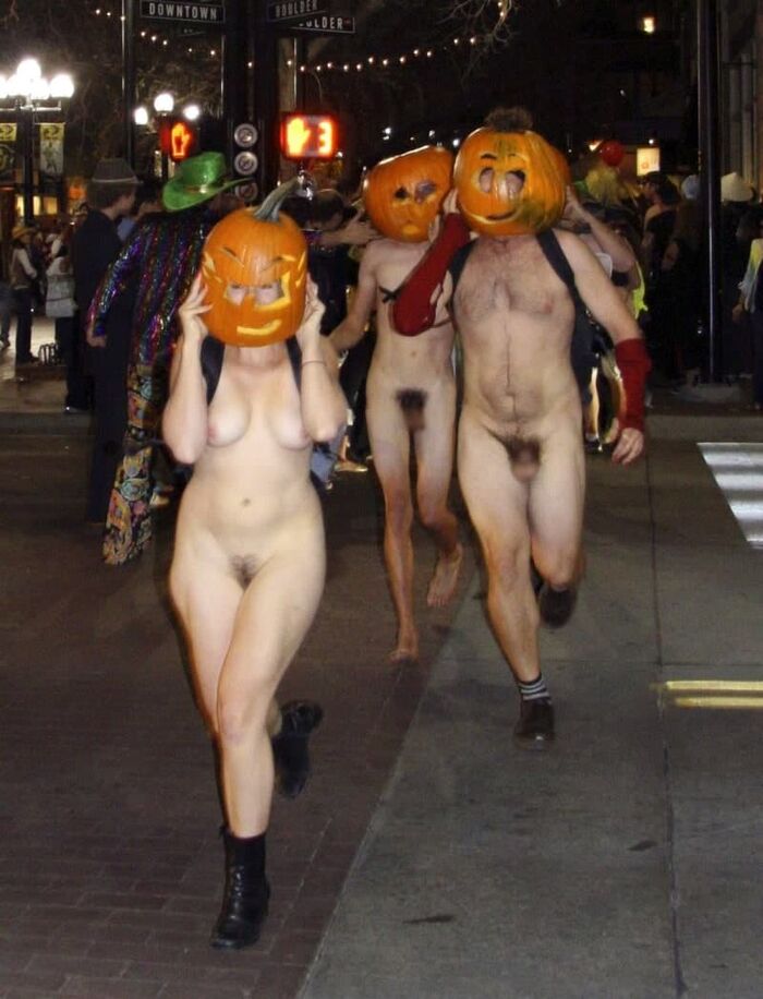 [Erotic image] Erotic layer running through Halloween naked is too dangerous www 18th image