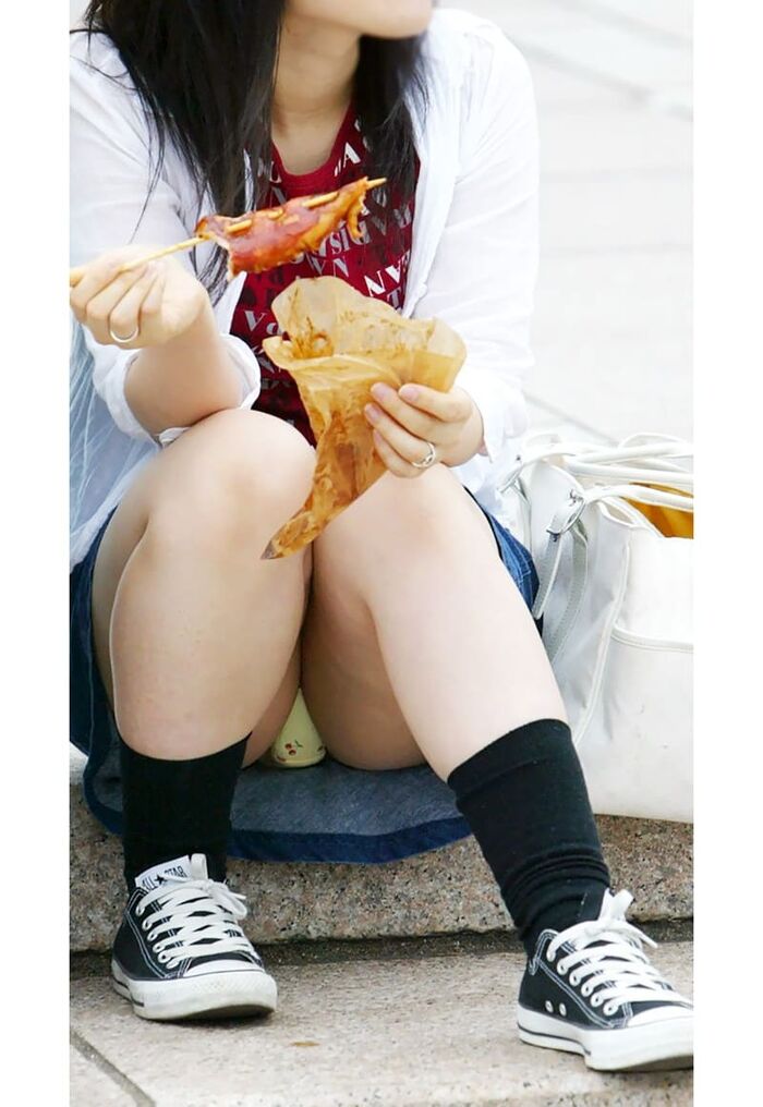 Skirt girls squatting panchira image! Pee sitting is too erotic 15th image