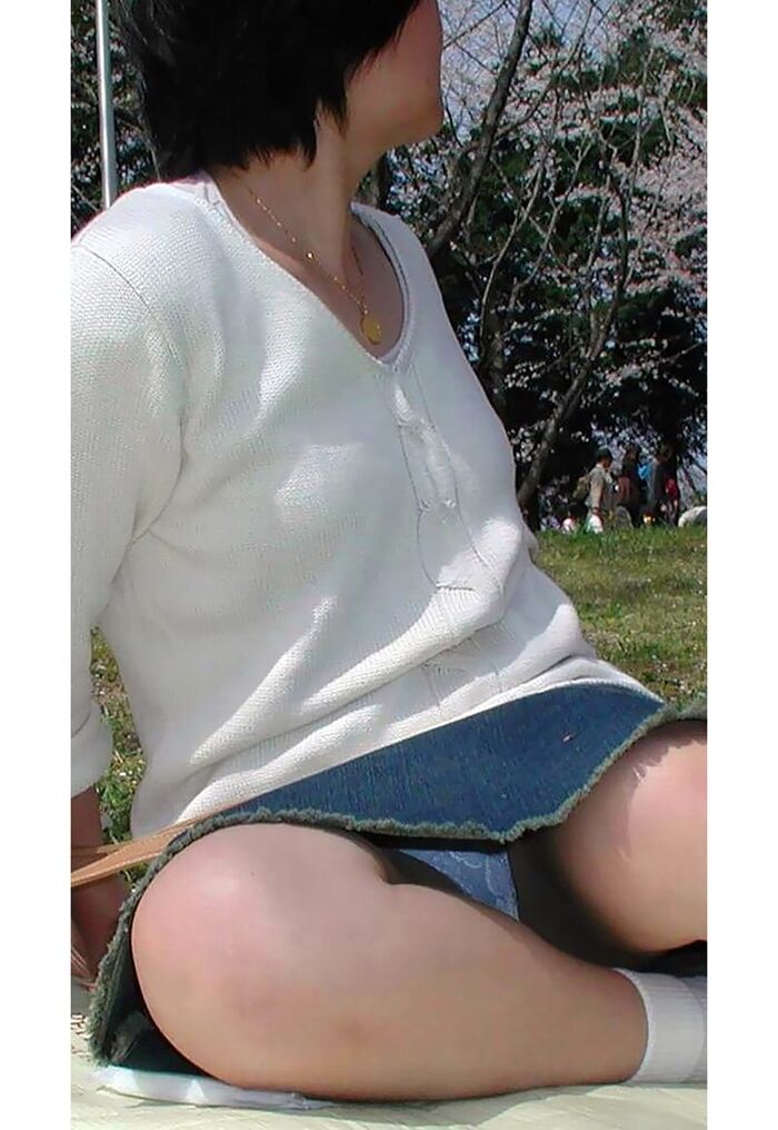 Skirt girls squatting panchira image! Pee sitting is too erotic 17th image
