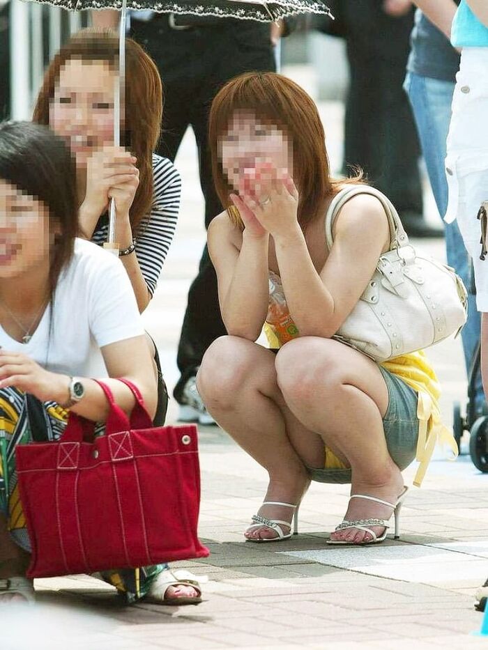 Skirt girls squatting panchira image! Pee sitting is too erotic 28th image