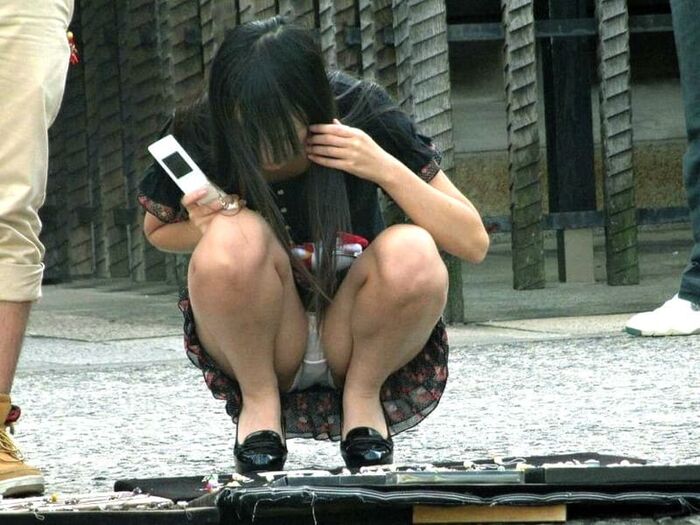 Skirt girls squatting panchira image! Pee sitting is too erotic 29th image