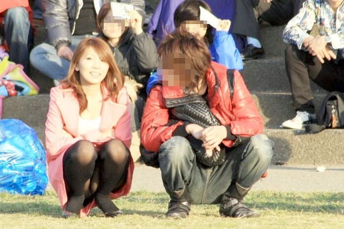 Skirt girls squatting panchira image! Pee sitting is too erotic 30th image