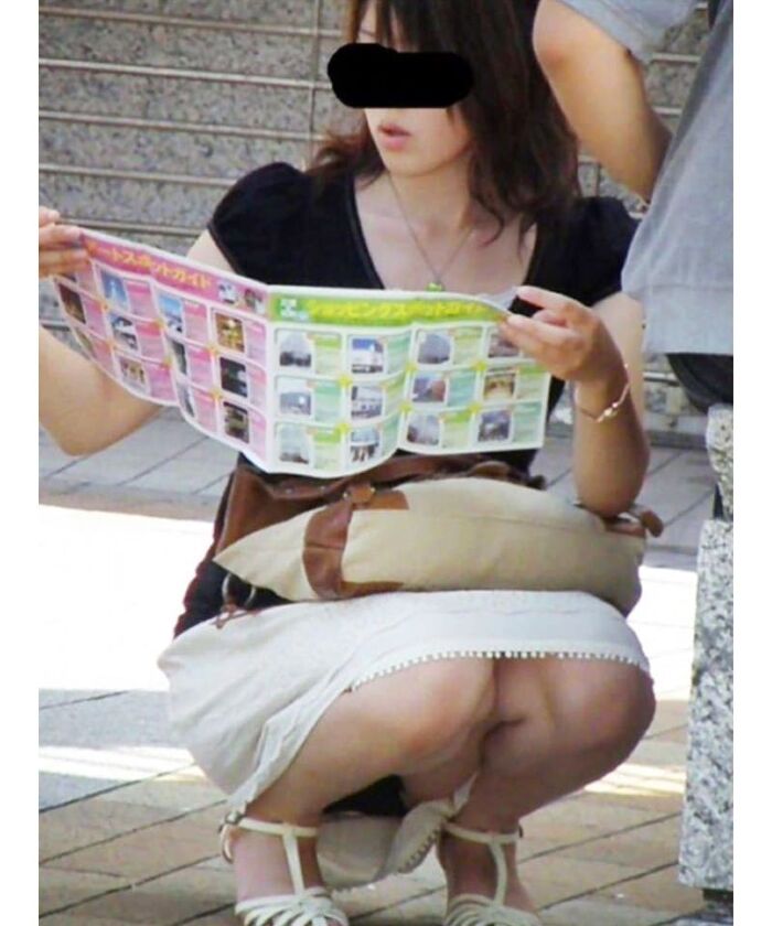Skirt girls squatting panchira image! Pee sitting is too erotic 33th image