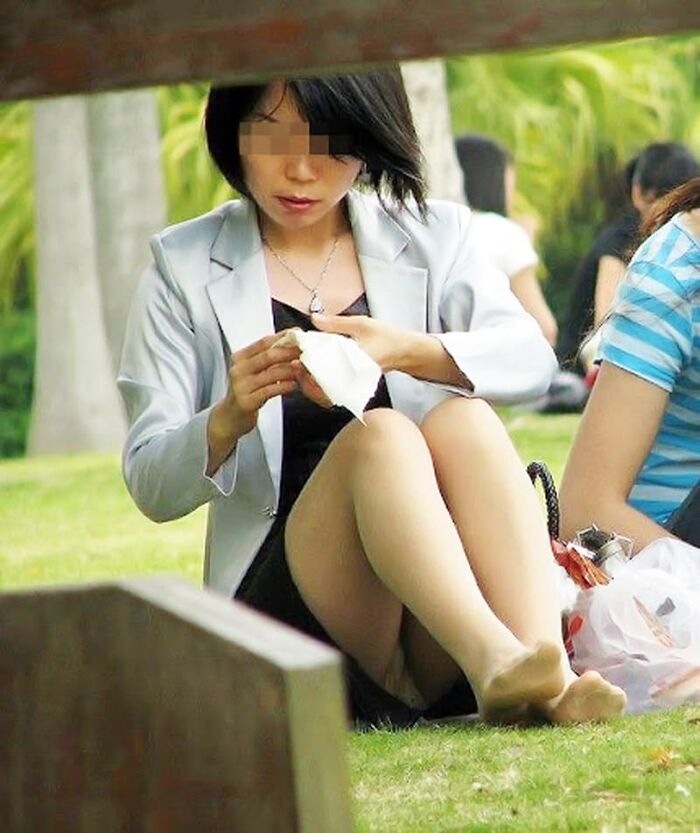 Skirt girls squatting panchira image! Pee sitting is too erotic 34th image