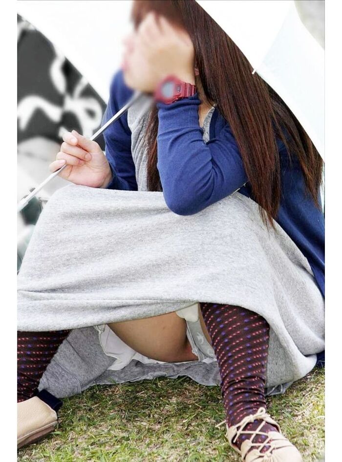 Skirt girls squatting panchira image! Pee sitting is too erotic 5th image