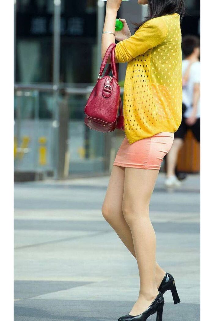 Miniskirt amateur girl's bare foot street shooting image is too erotic www 25th image