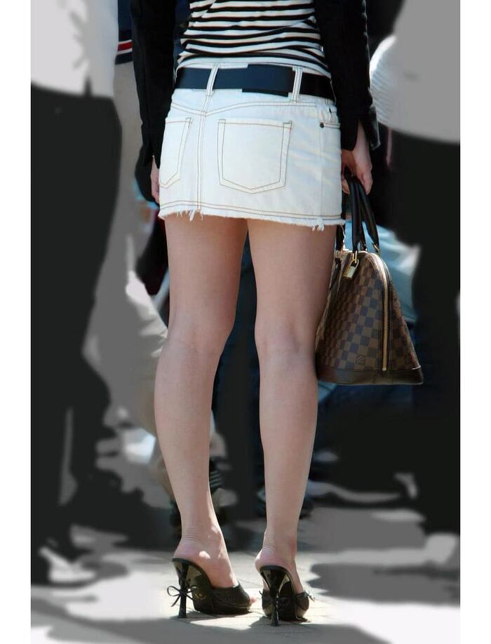 Miniskirt amateur girl's bare foot street shooting image is too erotic www 28th image