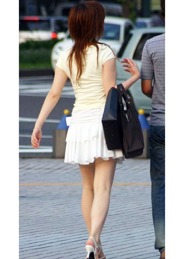 Miniskirt amateur girl's bare foot street shooting image is too erotic www 39th image