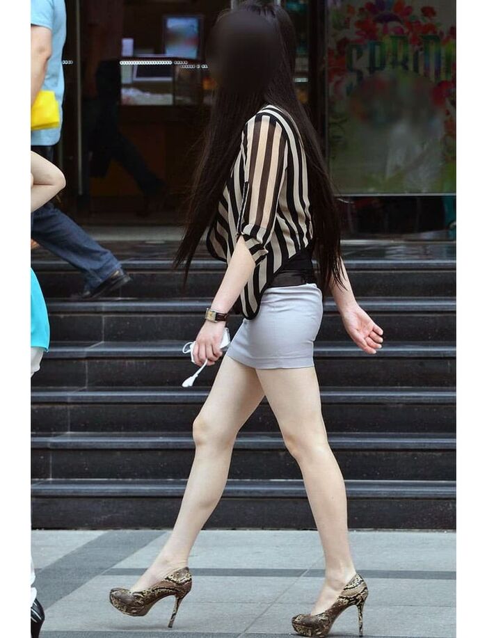 Miniskirt amateur girl's bare foot street shooting image is too erotic www 4th image