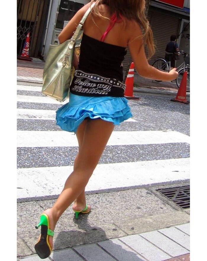 Miniskirt amateur girl's bare foot street shooting image is too erotic www 44th image