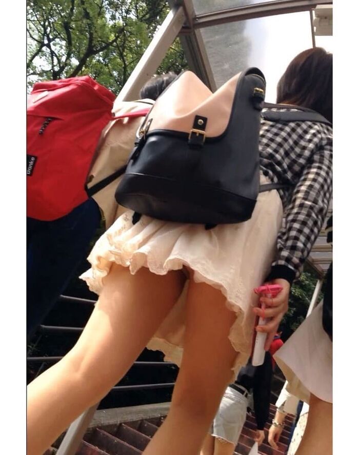 Miniskirt amateur girl's bare foot street shooting image is too erotic www 49th image