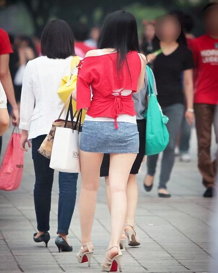 Miniskirt amateur girl's bare foot street shooting image is too erotic www 5th image