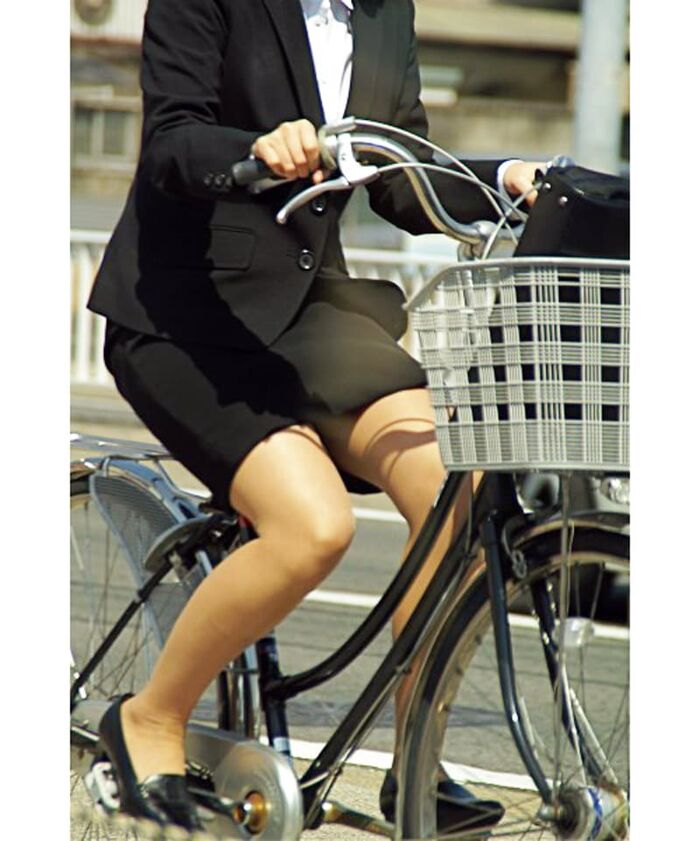 Bicycle panchira! Erotic image that looked like pants from the tight skirt of an office lady 10th image