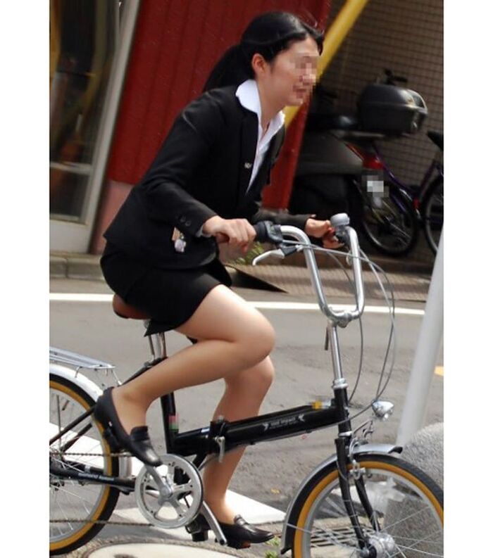 Bicycle panchira! Erotic image that looked like pants from the tight skirt of an office lady 11th image