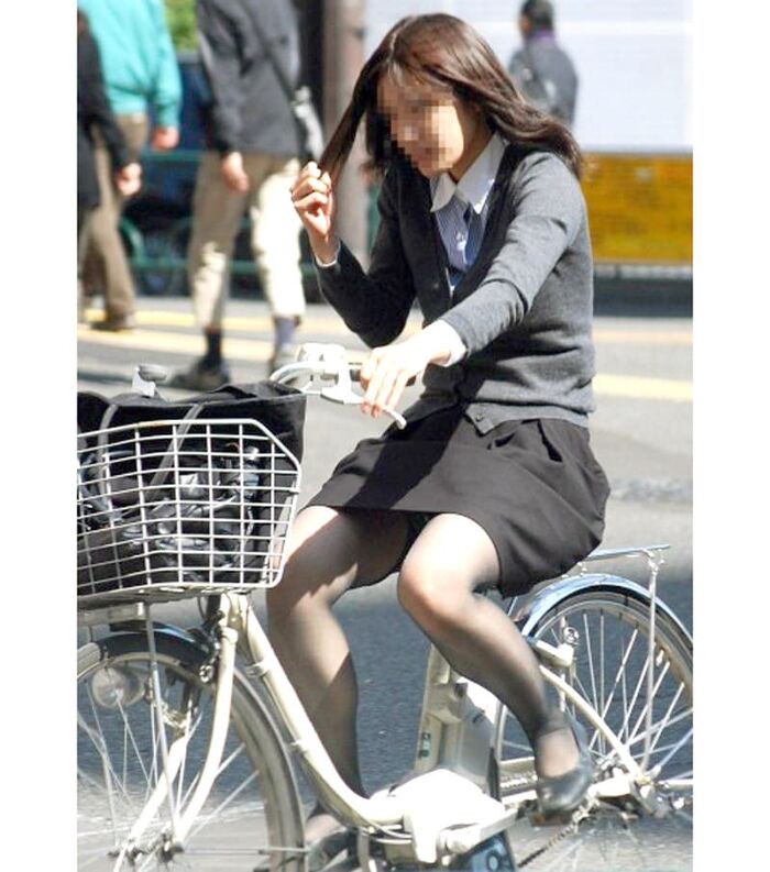 Bicycle panchira! Erotic image that looked like pants from the tight skirt of an office lady 13th image