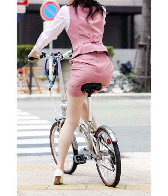 Bicycle panchira! Erotic image that looked like pants from the tight skirt of an office lady 14th image