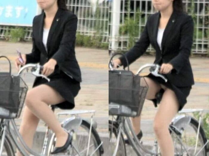 Bicycle panchira! Erotic image that looked like pants from the tight skirt of an office lady 18th image